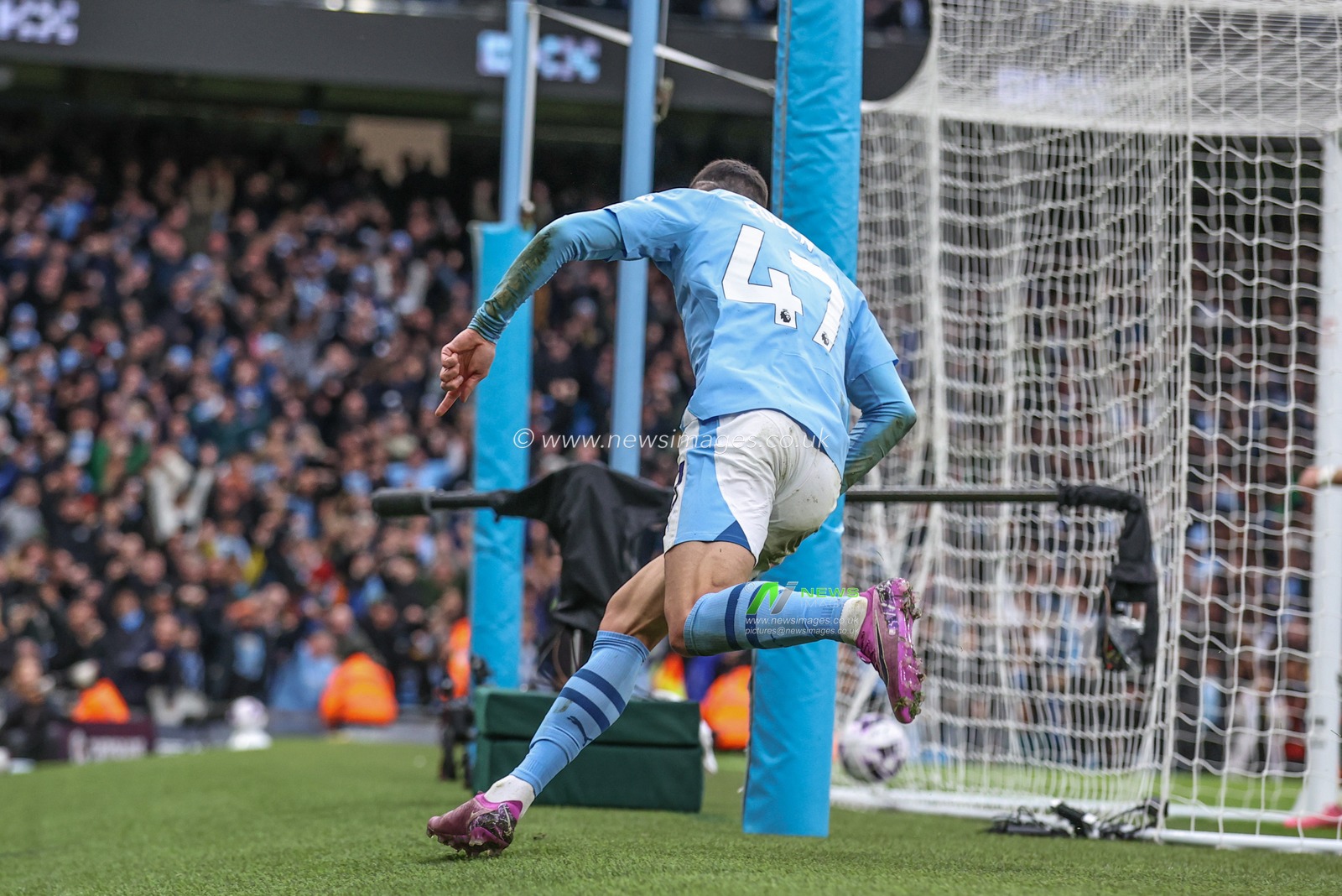 Phil Foden of Manchester City celebrates his goal to make it 2-1 during the Premier League match Manchester City vs Manchester United at Etihad Stadium, Manchester, United Kingdom, 3rd March 2024

(Photo by Mark Cosgrove/News Images)