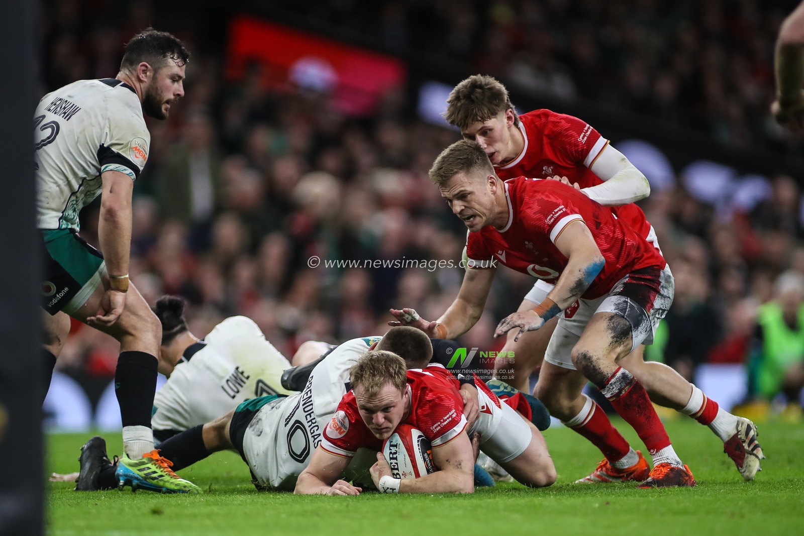 Blair Murray of Wales scrambles across the ground during the 2025 Guinness 6 Nations match Wales vs Ireland at Principality Stadium, Cardiff, United Kingdom, 22nd February 2025

(Photo by Andrew Lewis/News Images)