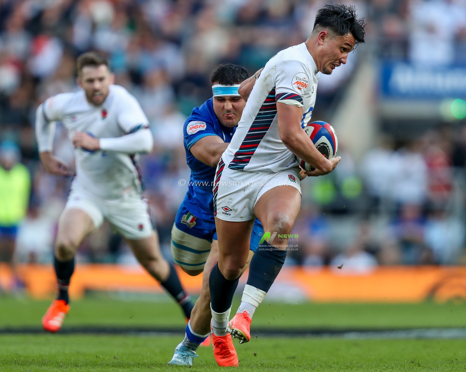 Marcus Smith of England breaks with the ball during the 2025 Guinness 6 Nations match England vs Italy at Allianz Stadium, Twickenham, United Kingdom, 9th March 2025

(Photo by Izzy Poles/News Images)