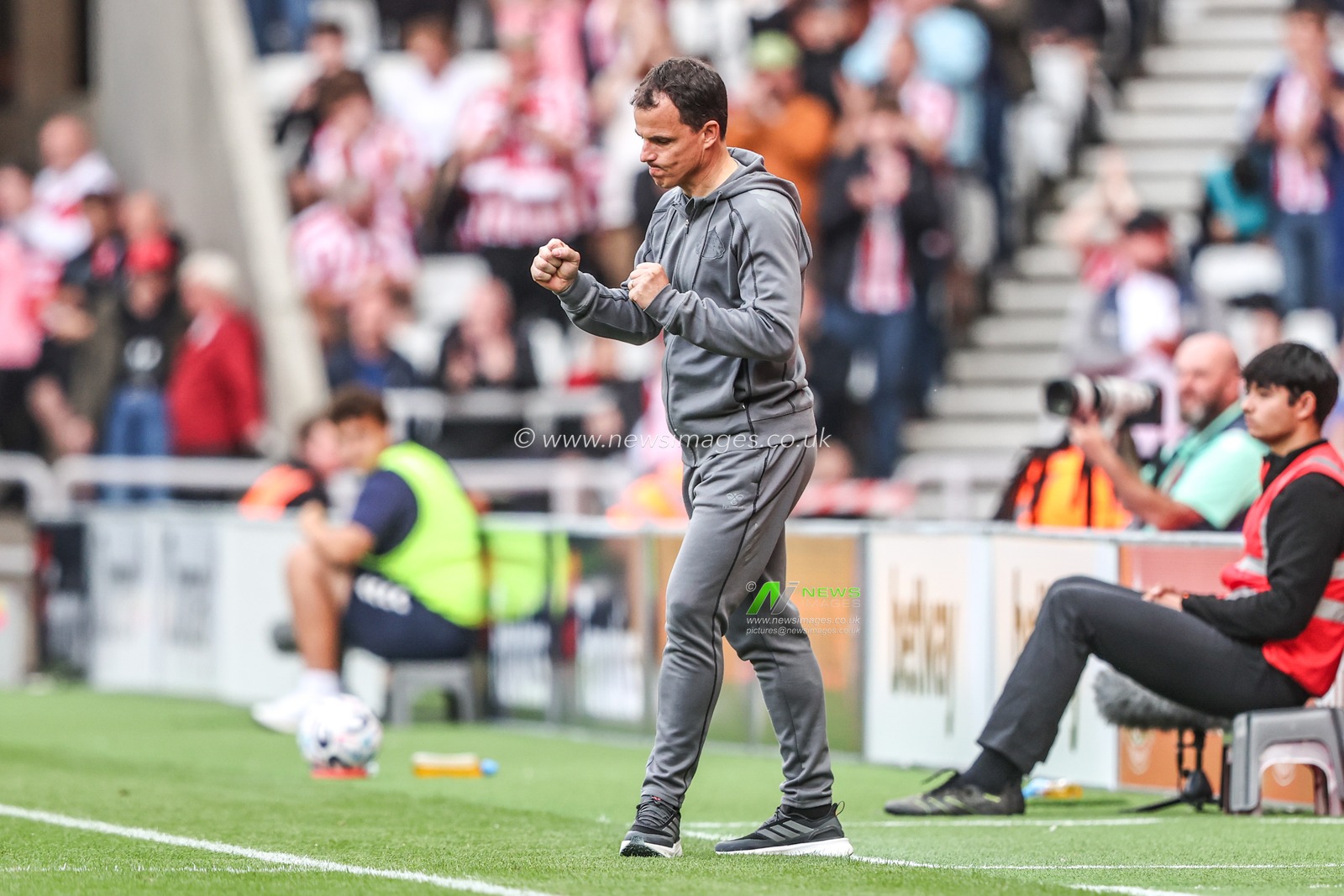Regis Le Bris manager of Sunderland celebrates the win during the Premier League match Sunderland vs Fulham at Stadium Of Light, Sunderland, United Kingdom on 30 August 2026

(Photo by Alfie Cosgrove/News Images)
