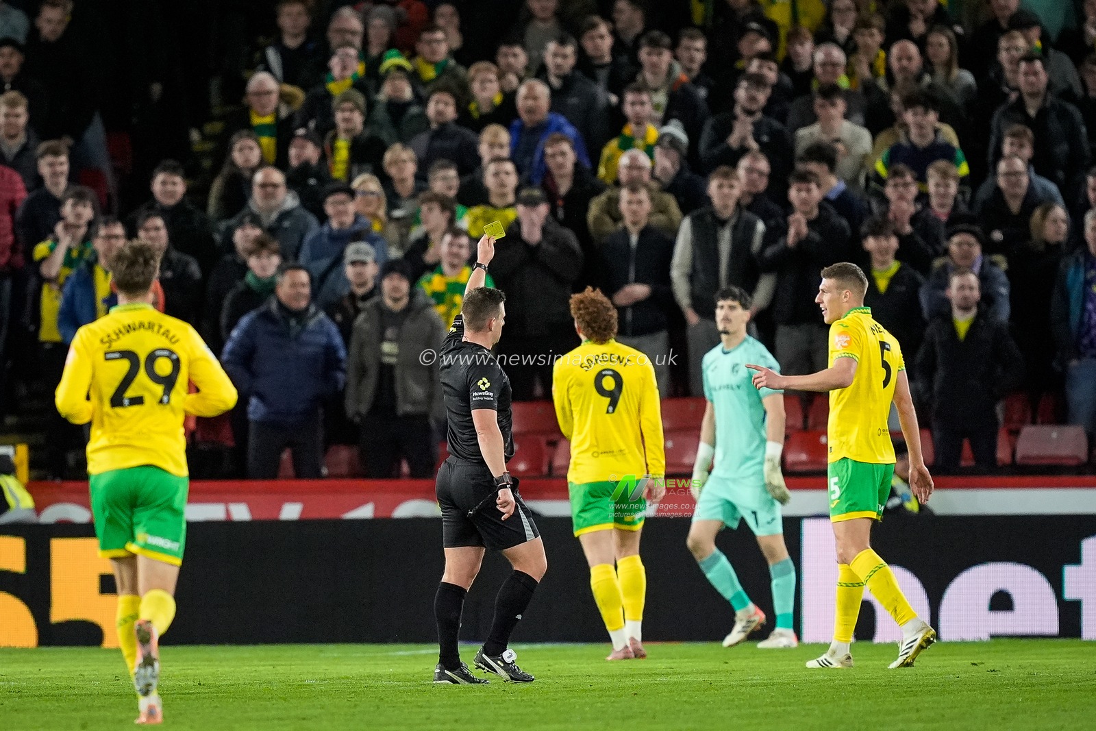 Refere Josh Smith shows a yellow car to a Norwich City player during the Sky Bet Championship match Sheffield United vs Norwich City at Bramall Lane, Sheffield, United Kingdom, 9th December 2025

(Photo by Maynard Manyowa/News Images)

*** GER AUT SUI OUT ***