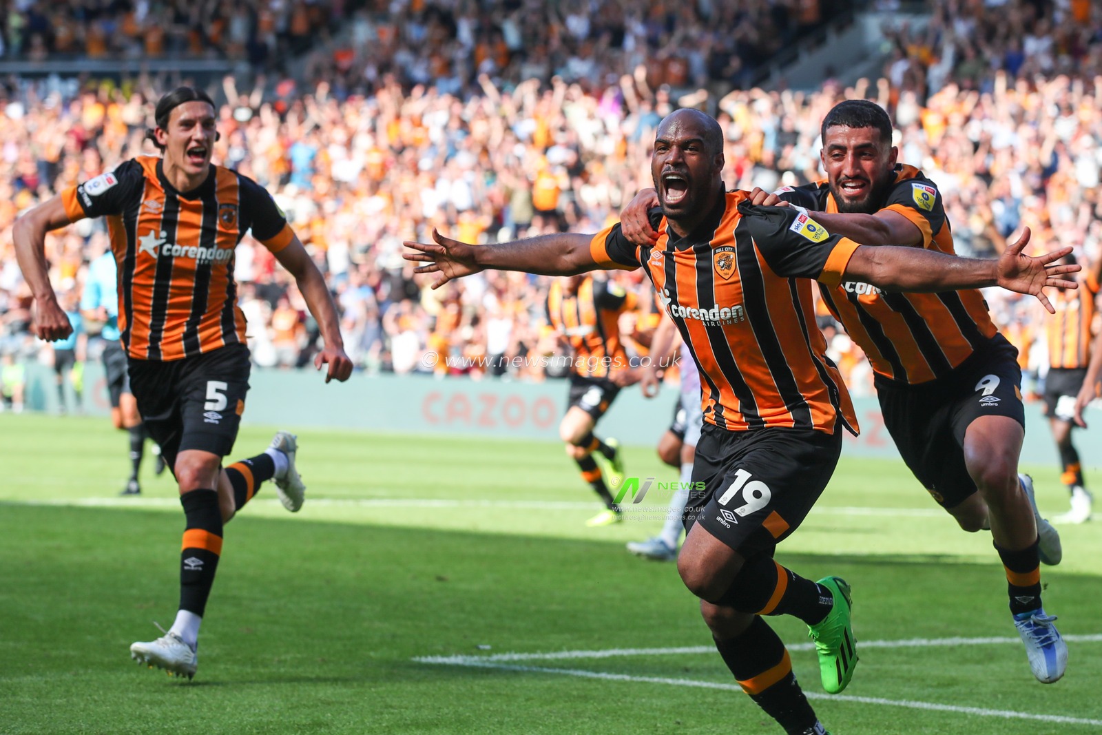 Ã“scar EstupiÃ±Ã¡n #19 of Hull City celebrates his goal to make it 2-0