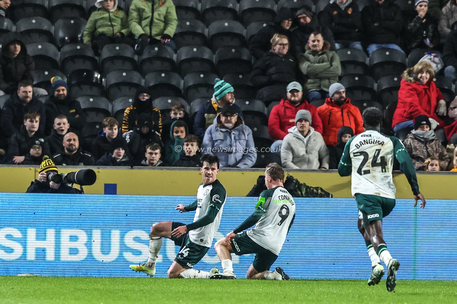 Alex Gilbert of Middlesbrough celebrates his goal to make it 0-2 during the Sky Bet Championship match Hull City vs Middlesbrough at MKM Stadium, Hull, United Kingdom, 5th December 2025

(Photo by Alfie Cosgrove/News Images)

*** GER AUT SUI OUT ***