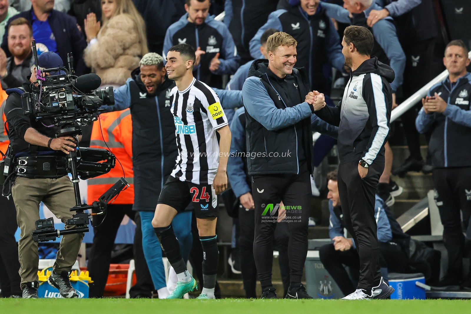 Eddie Howe manager of Newcastle United celebrates at the end of the Premier League match Newcastle United vs Leicester City at St. James's Park, Newcastle, United Kingdom, 22nd May 2023

(Photo by Mark Cosgrove/News Images)