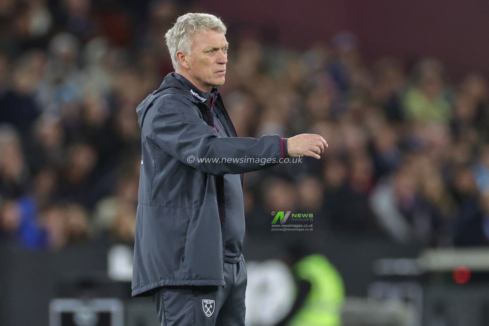 David Moyes manager of West Ham United gives his players instructions during the Carabao Cup Fourth Round match West Ham United vs Arsenal at London Stadium, London, United Kingdom, 1st November 2023

(Photo by Mark Cosgrove/News Images)
