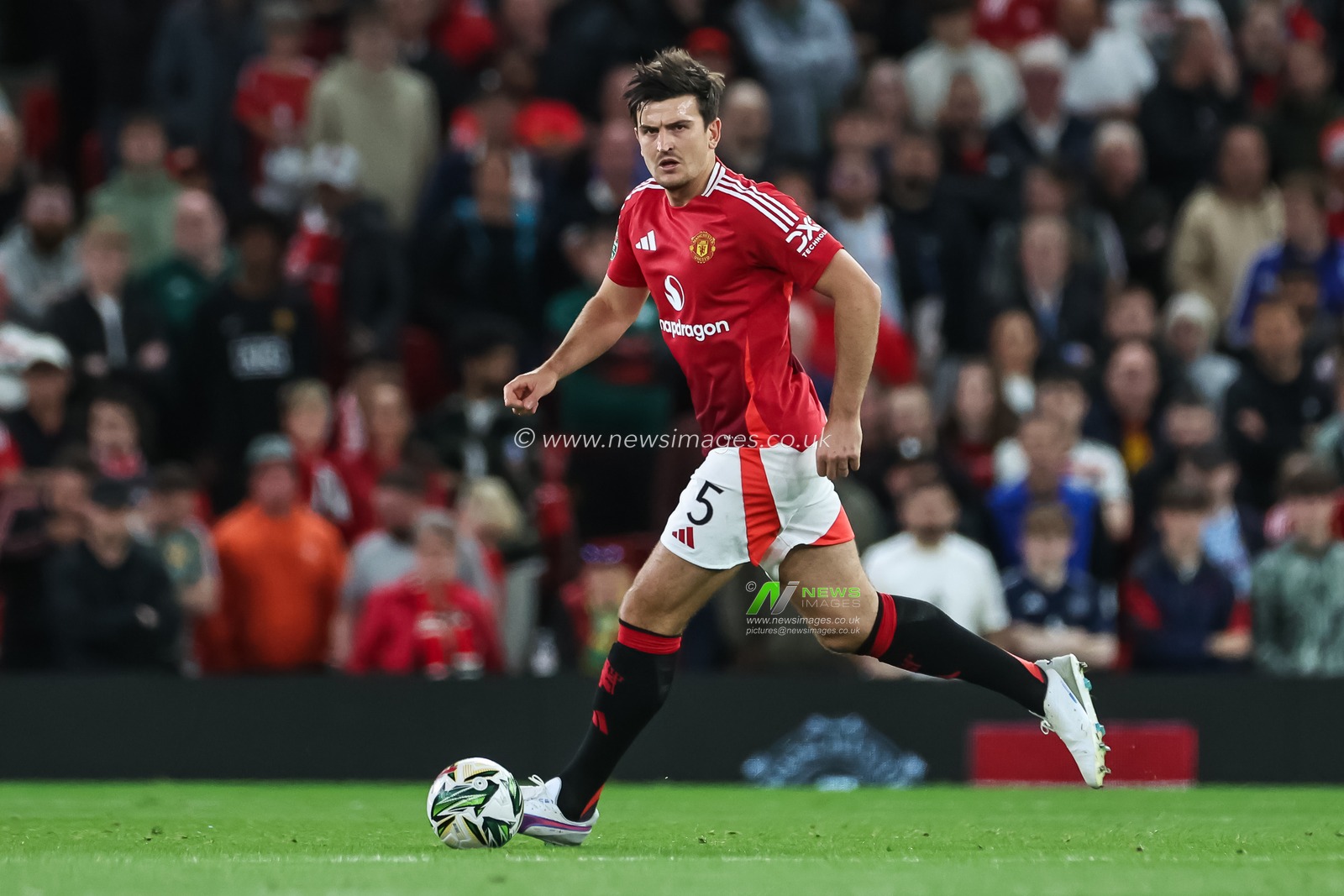 Harry Maguire of Manchester United makes a break with the ball during the Carabao Cup 3rd Round match Manchester United vs Barnsley at Old Trafford, Manchester, United Kingdom, 17th September 2024

(Photo by Mark Cosgrove/News Images)