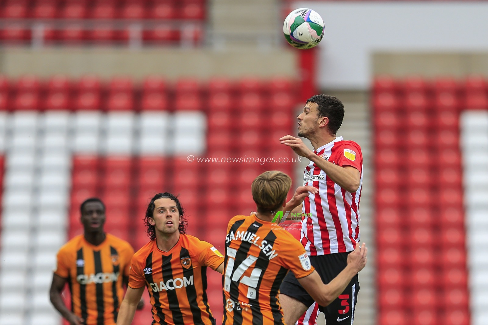 Tom Flanagan (3) of Sunderland heads the ball under pressure from Martin Samuelsen (14) of Hull City