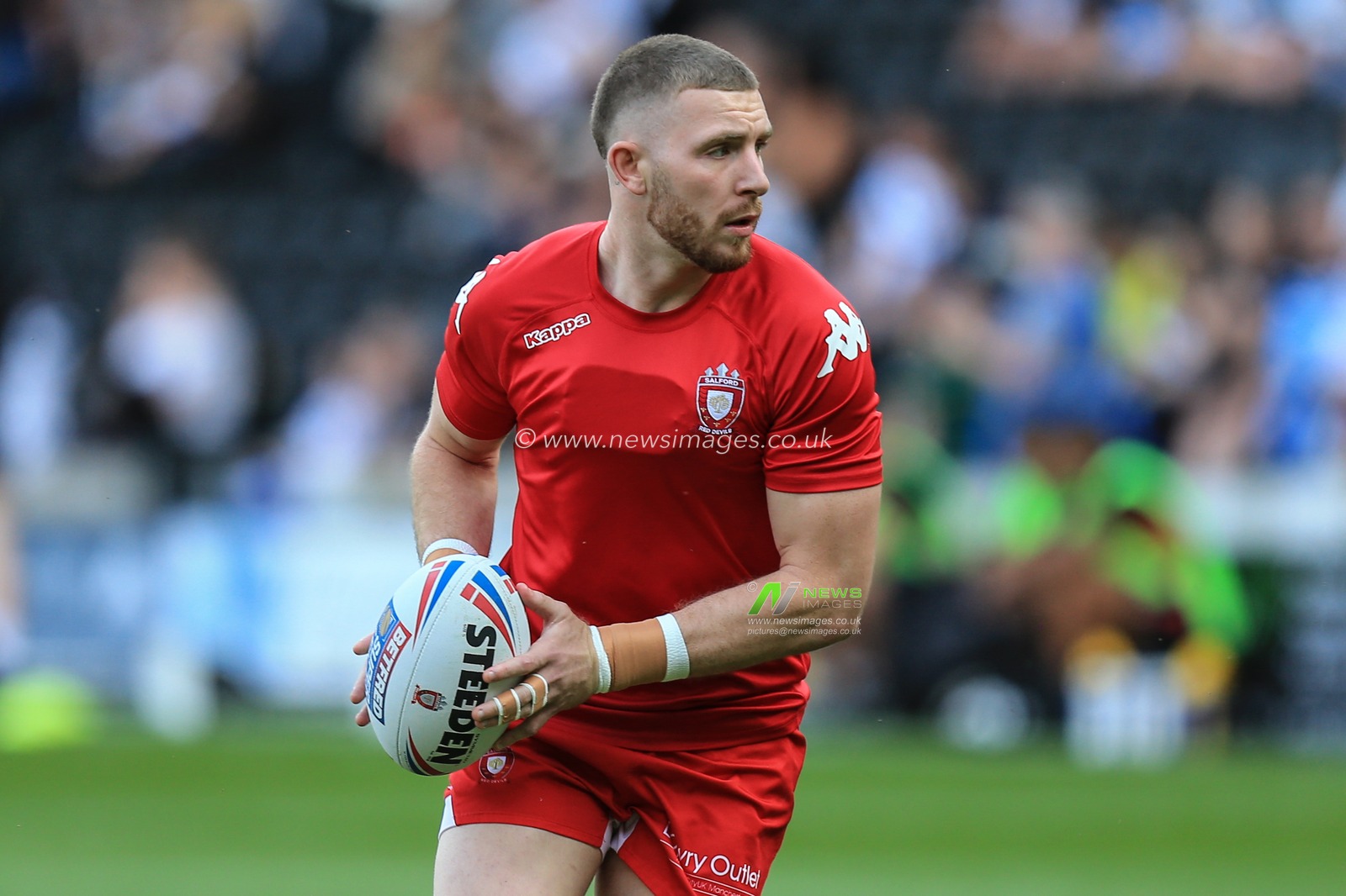 17th August 2019 , KCOM Stadium, Hull, England;  Betfred Super League, Round 26, Hull FC vs Salford Red Devils ; Jackson Hastings (31) of Salford Red Devils warming up

Credit: David Greaves/News Images