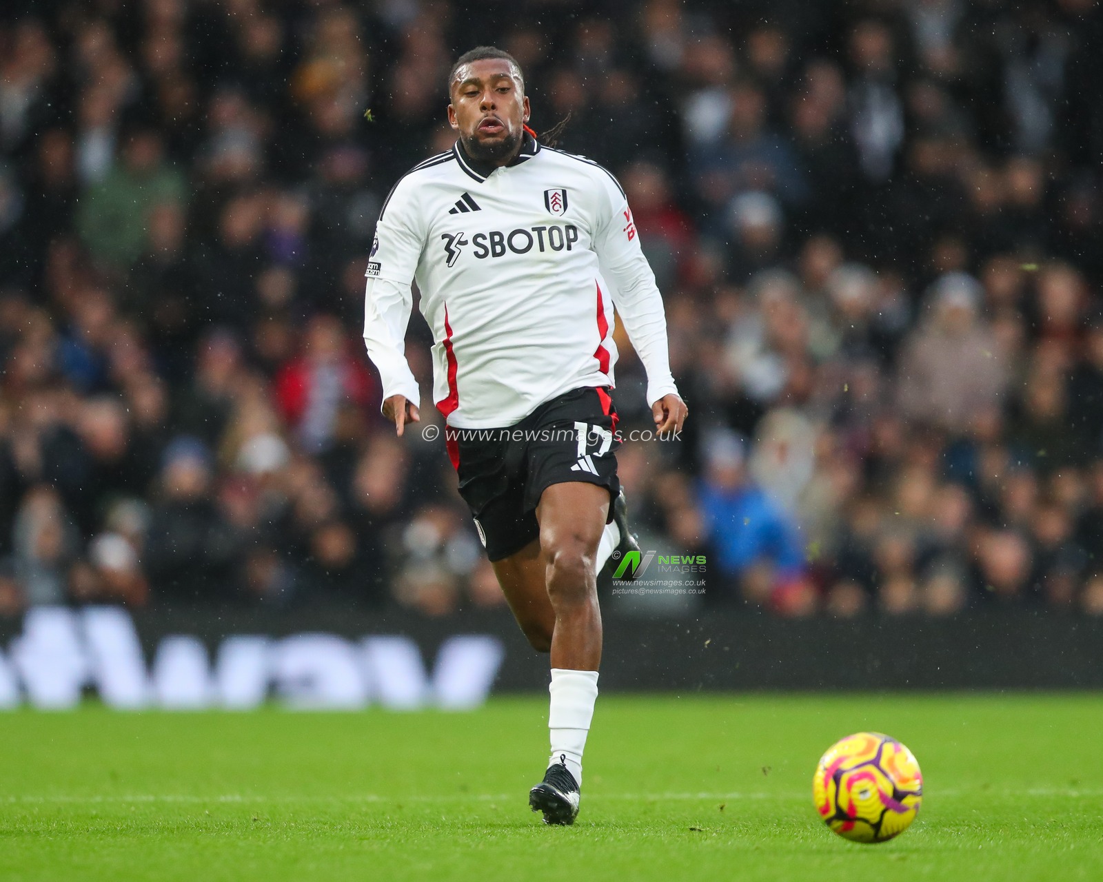 Alex Iwobi of Fulham makes a break with the ball  during the Premier League match Fulham vs Arsenal at Craven Cottage, London, United Kingdom, 8th December 2024

(Photo by Gareth Evans/News Images)