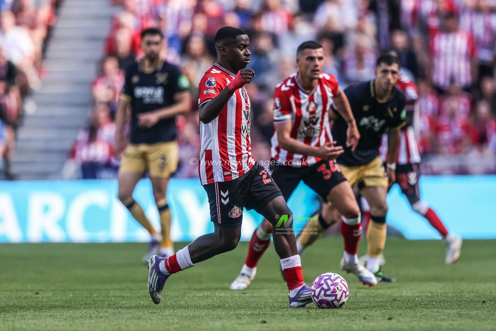 Noah Sadiki of Sunderland in action during the Premier League match Sunderland vs West Ham United at Stadium Of Light, Sunderland, United Kingdom, 16th August 2025

(Photo by Alfie Cosgrove/News Images)