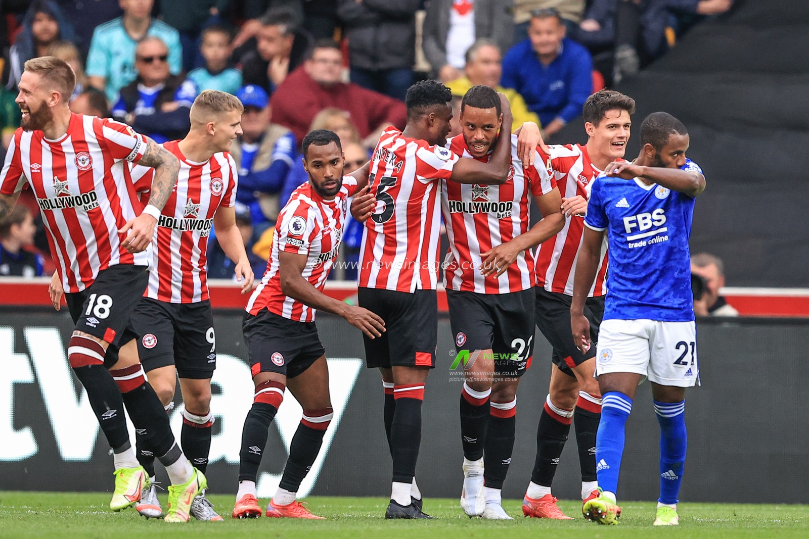 Mathias Zanka Jorgensen #22 of Brentford celebrates his goal to make it 1-1