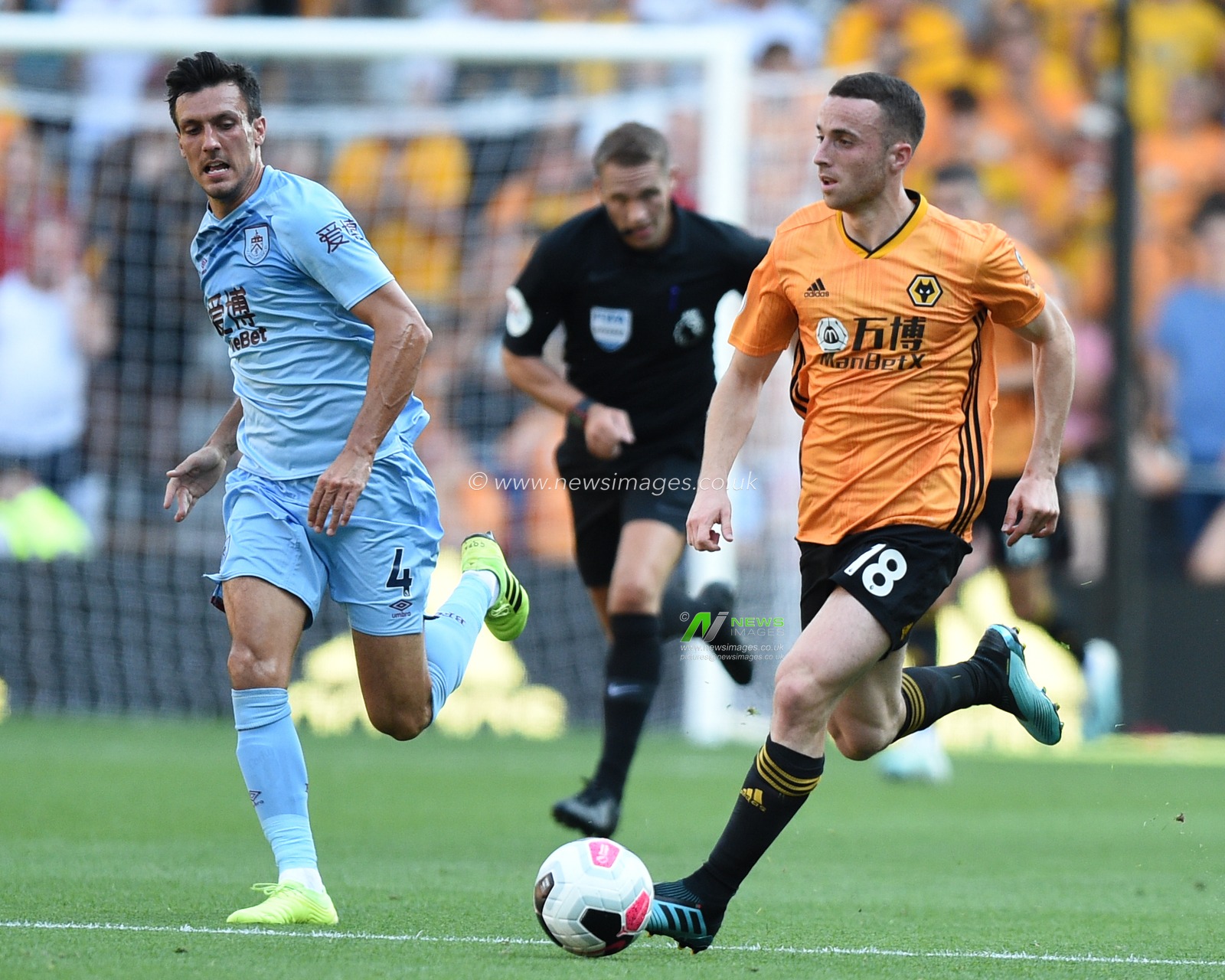 25th August 2019, Molineux Stadium, Wolverhampton, England ; Premier League Football, Wolverhampton Wanderers vs Burnley ; Diogo Jota (18) of Wolverhampton Wanderers in action during the game

Credit: Richard Long/News Images

English Football League images are subject to DataCo Licence