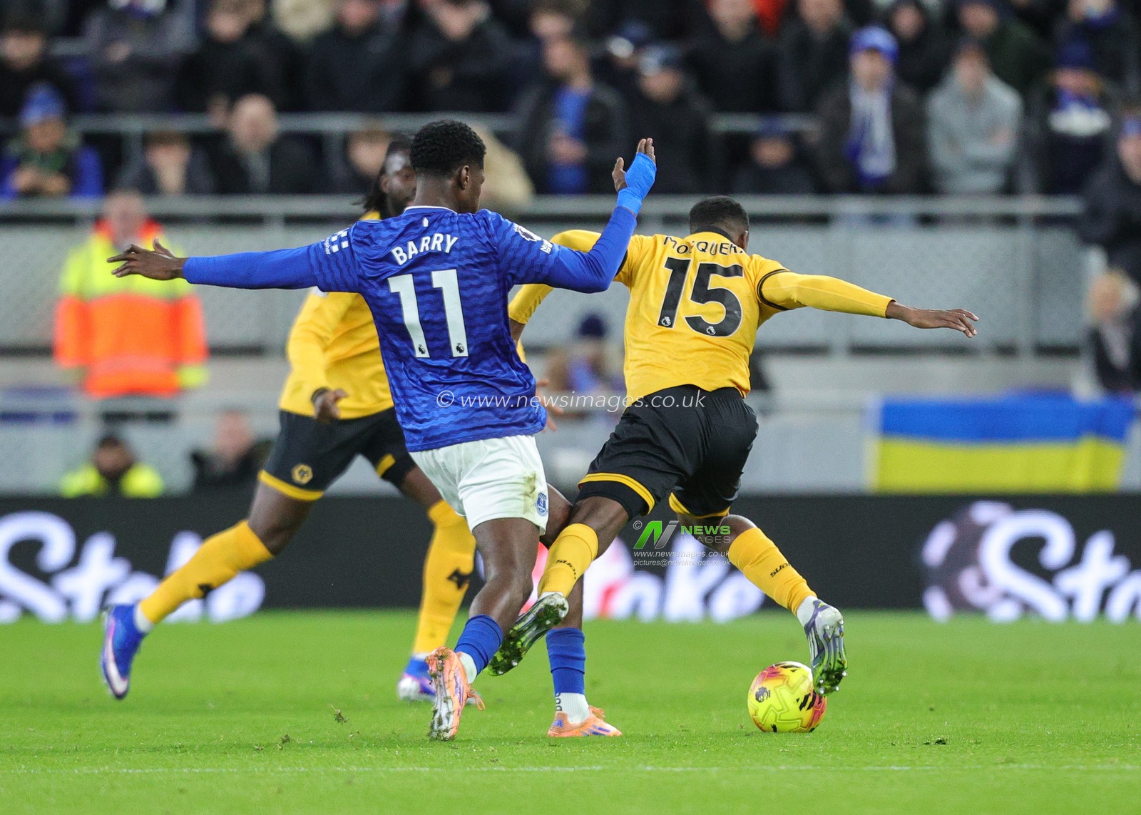 Yerson Mosquera of Wolverhampton Wanderers is fouled by Thierno Barry of Everton during the Premier League match Everton vs Wolverhampton Wanderers at Hill Dickinson Stadium, Liverpool, United Kingdom, 7th January 2026

(Photo by Richard Bierton/News Images)

*** GER AUT SUI OUT ***