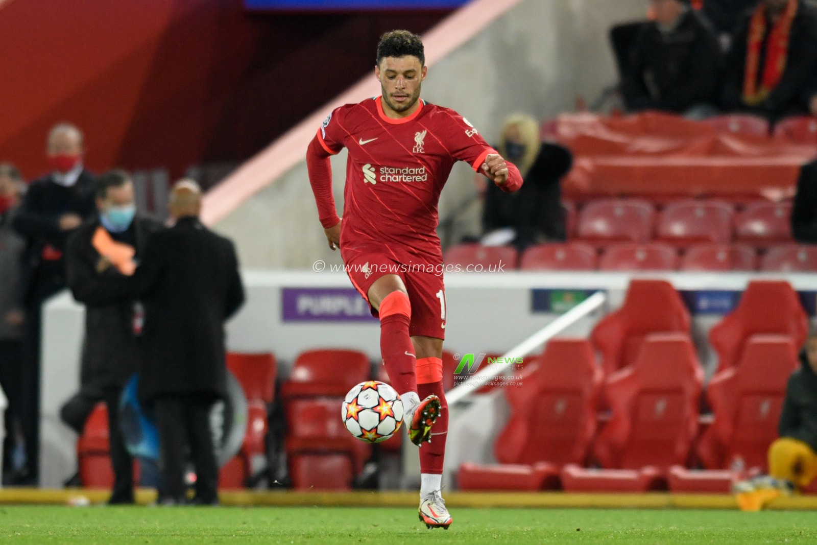 Alex Oxlade-Chamberlain #15 of Liverpool controls the ball