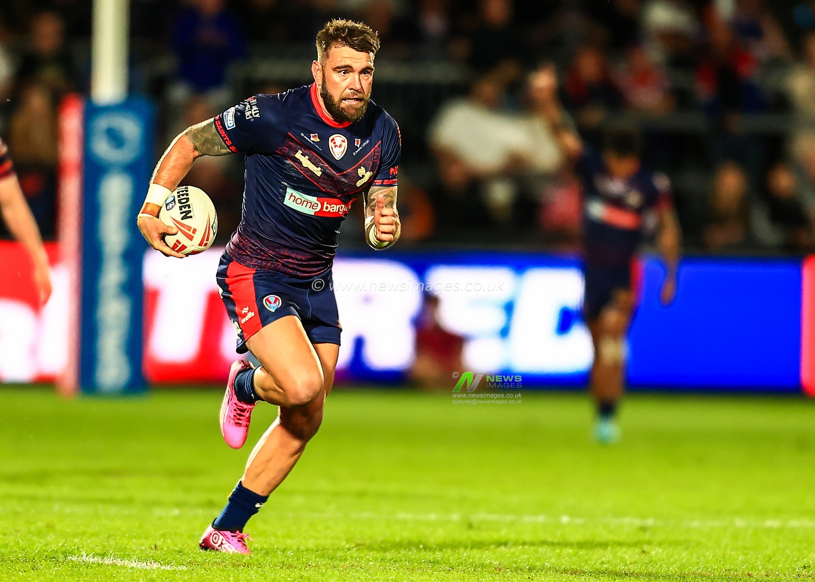 Alex Walmsley of St. Helens breaks with the ball during the Betfred Super League round 21 match Wakefield Trinity vs St Helens at DIY Kitchens Stadium, Wakefield, United Kingdom, 8th August 2025

(Photo by Richard Bierton/News Images)