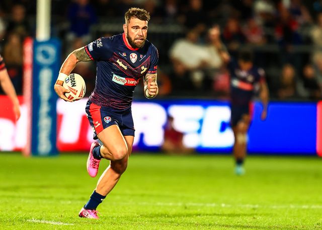 Alex Walmsley of St. Helens breaks with the ball during the Betfred Super League round 21 match Wakefield Trinity vs St Helens at DIY Kitchens Stadium, Wakefield, United Kingdom, 8th August 2025

(Photo by Richard Bierton/News Images)