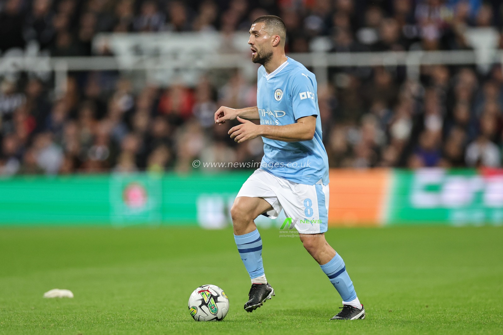 Mateo KovaÄiÄ‡ #8 of Manchester City with the ball during the Carabao Cup Third Round match Newcastle United vs Manchester City at St. James's Park, Newcastle, United Kingdom, 27th September 2023

(Photo by Mark Cosgrove/News Images)