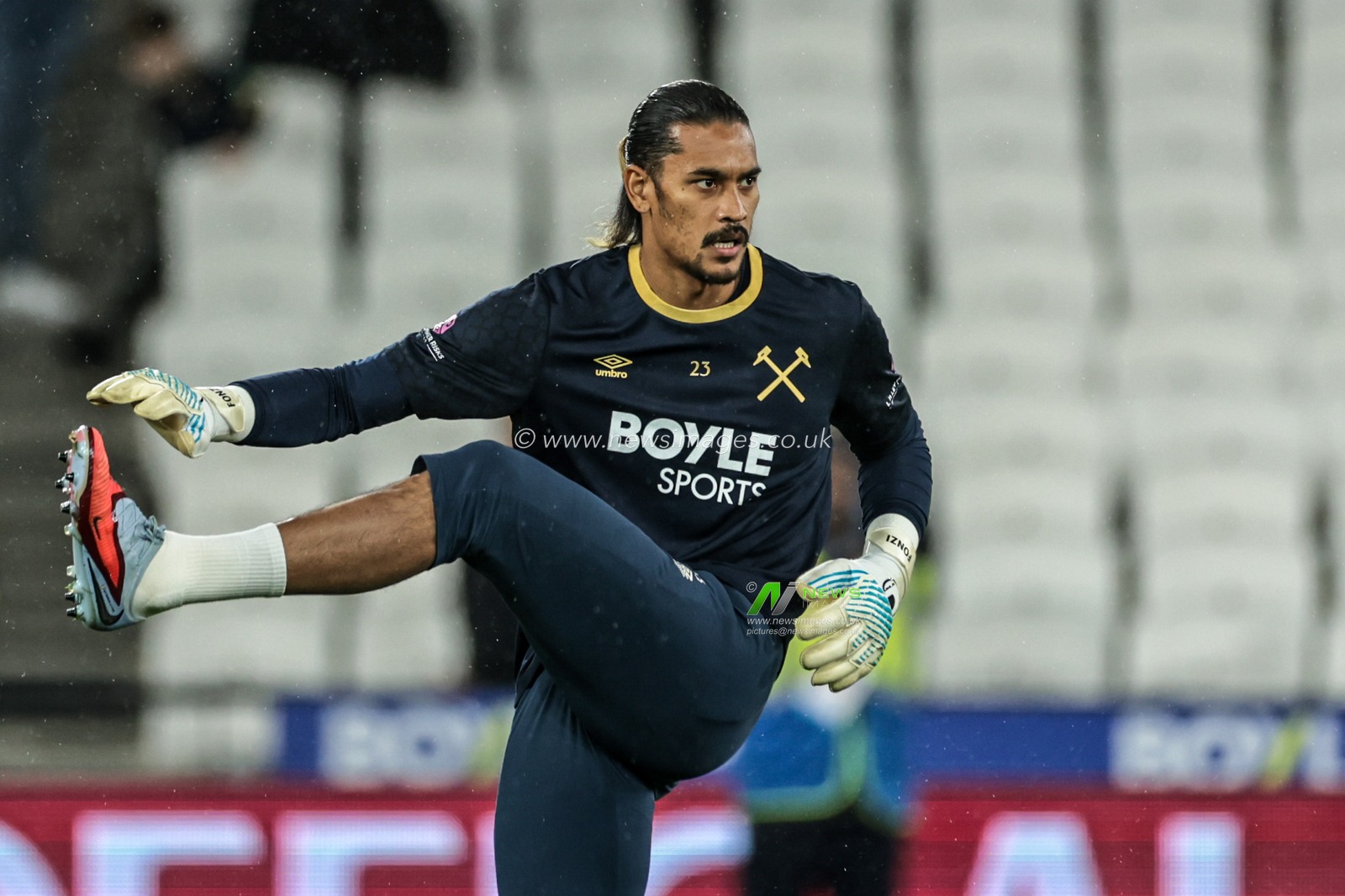 West Ham United goalkeeper Alphonse Areola in the pregame warmup session during the Premier League match West Ham United vs Brentford at London Stadium, London, United Kingdom, 20th October 2025

(Photo by Mark Cosgrove/News Images)