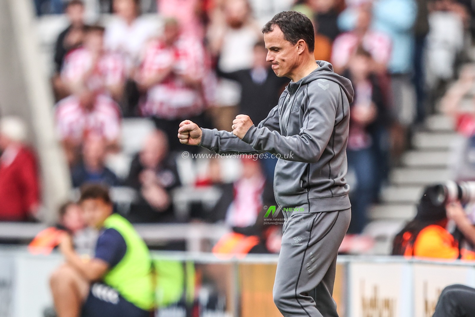Regis Le Bris manager of Sunderland celebrates as the full time whistle is blown during the Premier League match Sunderland vs Fulham at Stadium Of Light, Sunderland, United Kingdom on 30 August 2026

(Photo by Alfie Cosgrove/News Images)