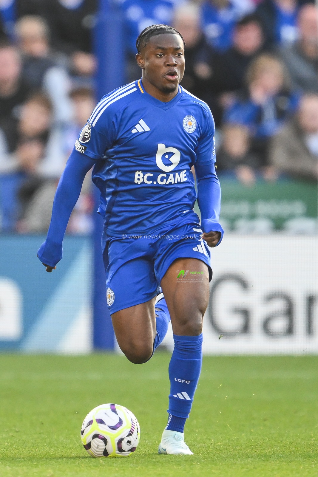 Abdul Fatawu of Leicester City makes a break with the ball  during the Premier League match Leicester City vs Bournemouth at King Power Stadium, Leicester, United Kingdom, 5th October 2024

(Photo by Craig Thomas/News Images)