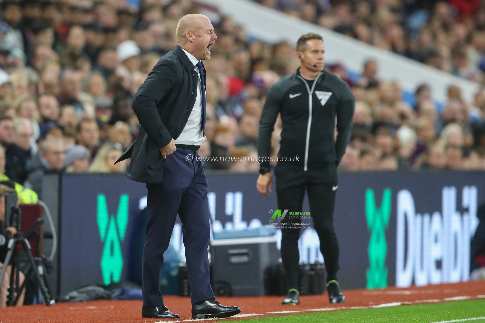 Sean Dyche manager of Everton shouts at his players during the Carabao Cup Third Round match Aston Villa vs Everton at Villa Park, Birmingham, United Kingdom, 27th September 2023

(Photo by Gareth Evans/News Images)