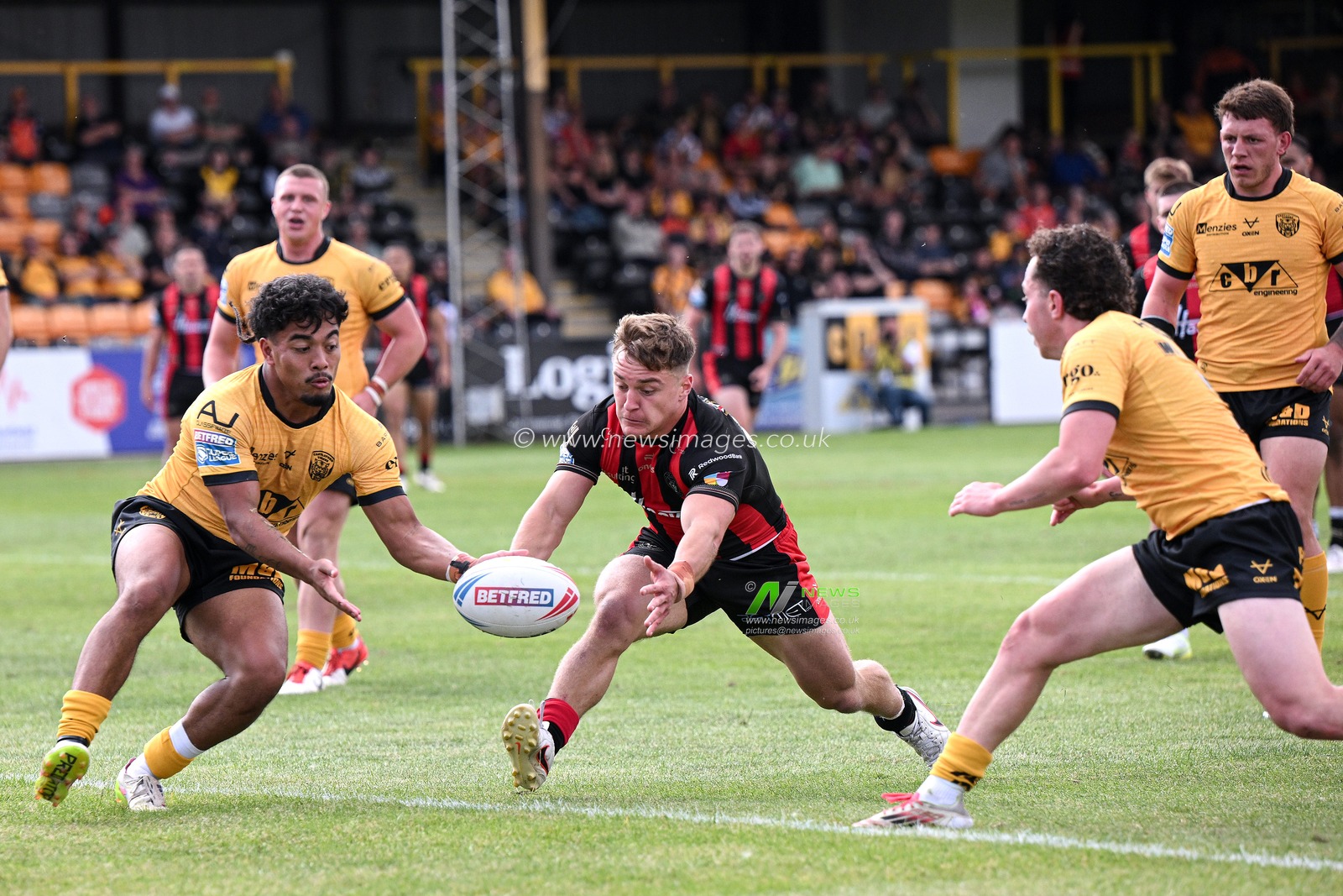 Leon Hayes of Warrington Wolves attempts a try whilst under pressure from Phoenix Laulu-Togaga'e of Castleford Tigers during the Betfred Super League round 21 match Castleford Tigers vs Warrington Wolves at OneBore Stadium, Castleford, Untied Kingdom on 01 August 2026

(Photo by Ben Roberts/News Images)
