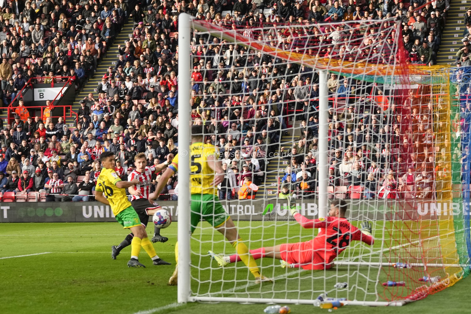 Ben Osborn #23 of Sheffield United drives home to score and make it 1-2 during the Sky Bet Championship match Sheffield United vs Norwich City at Bramall Lane, Sheffield, United Kingdom, 22nd October 2022

(Photo by Steve Flynn/News Images)