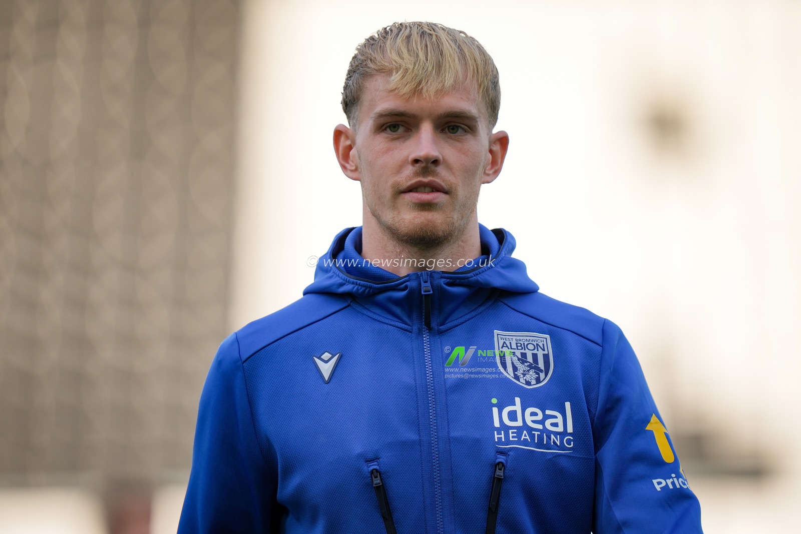 Toby Collyer of West Bromwich Albion inspects the pitch prior to kick off during the Sky Bet Championship match Derby County vs West Bromwich Albion at Pride Park Stadium, Derby, United Kingdom on 09 September 2026

(Photo by Maynard Manyowa/News Images)