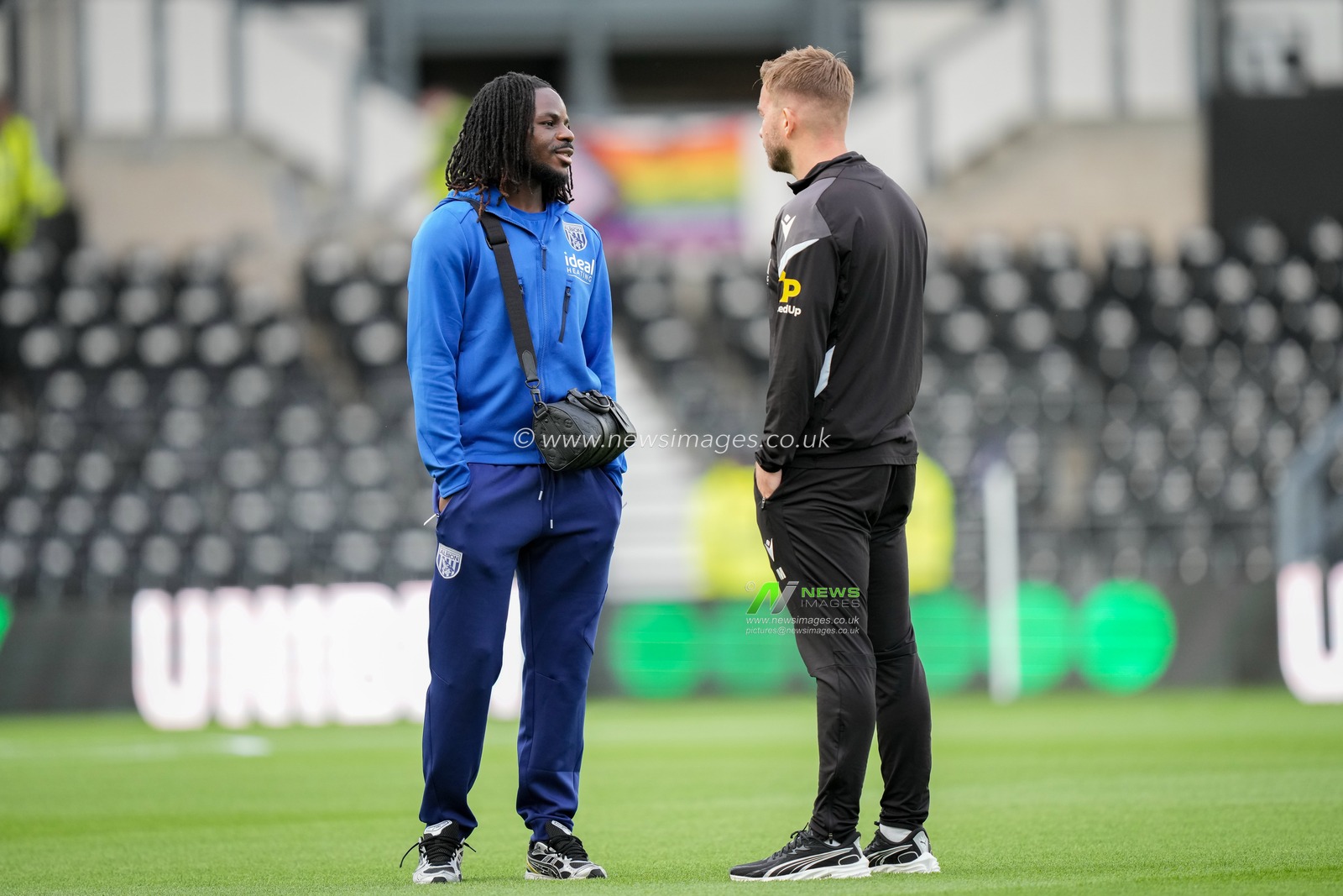 James Morrison manager of West Bromwich Albion speaks to Brayann Pereira of West Brom during the Sky Bet Championship match Derby County vs West Bromwich Albion at Pride Park Stadium, Derby, United Kingdom on 09 September 2026

(Photo by Maynard Manyowa/News Images)