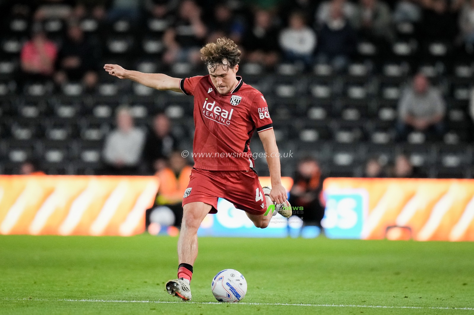 Callum Styles of West Bromwich Albion crosses the ball  during the Sky Bet Championship match Derby County vs West Bromwich Albion at Pride Park Stadium, Derby, United Kingdom on 09 September 2026

(Photo by Maynard Manyowa/News Images)