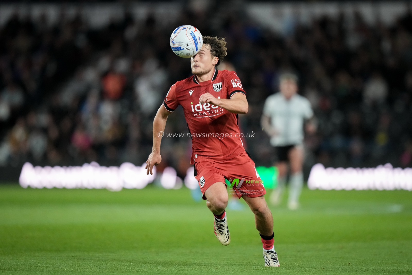 Callum Styles of West Bromwich Albion controls the ball  with his head during the Sky Bet Championship match Derby County vs West Bromwich Albion at Pride Park Stadium, Derby, United Kingdom on 09 September 2026

(Photo by Maynard Manyowa/News Images)