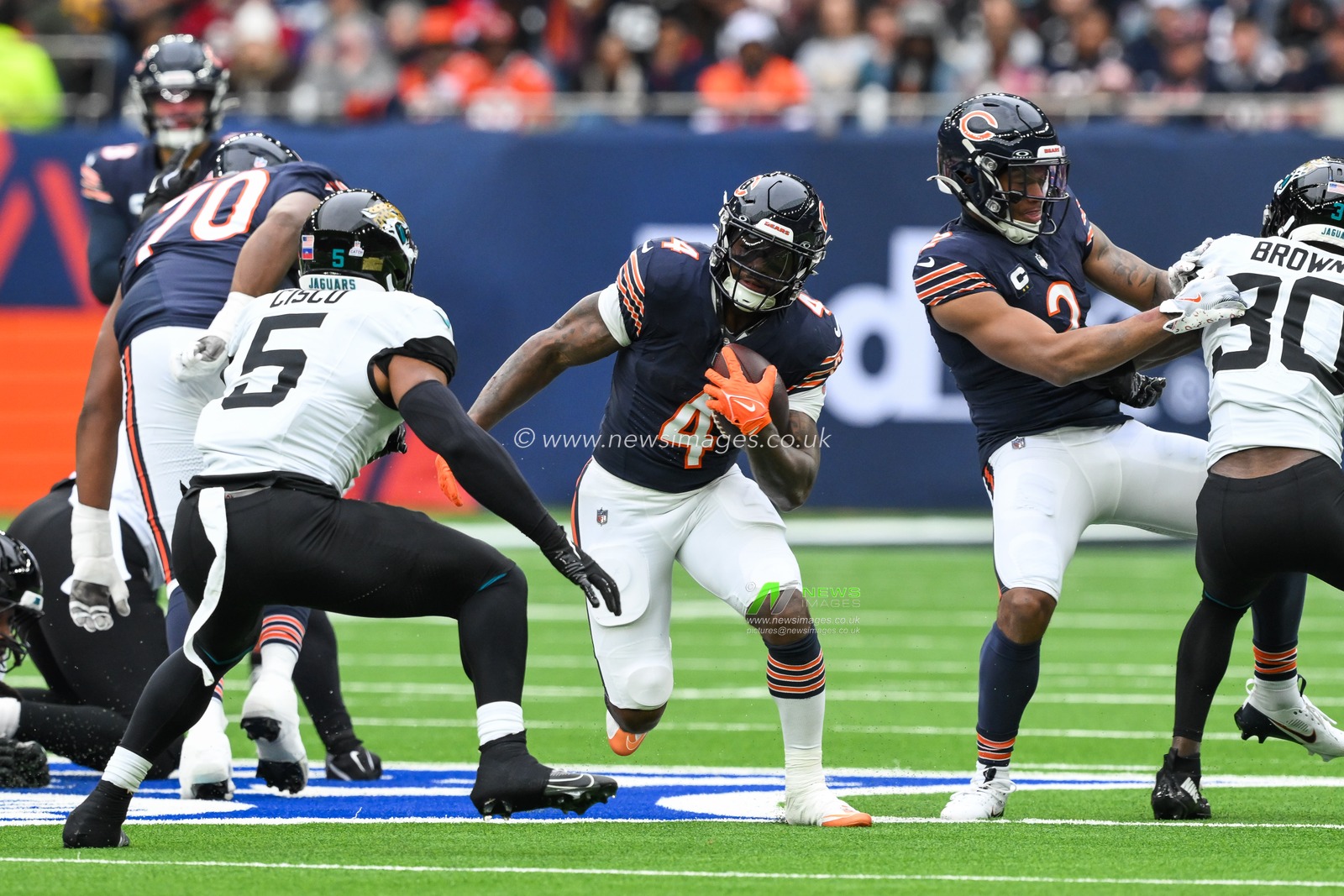 D'Andre Swift of the Chicago Bears breaks into the gap during the Week 6 match Chicago Bears vs Jacksonville Jaguars at Tottenham Hotspur Stadium, London, United Kingdom, 13th October 2024

(Photo by Craig Thomas/News Images)