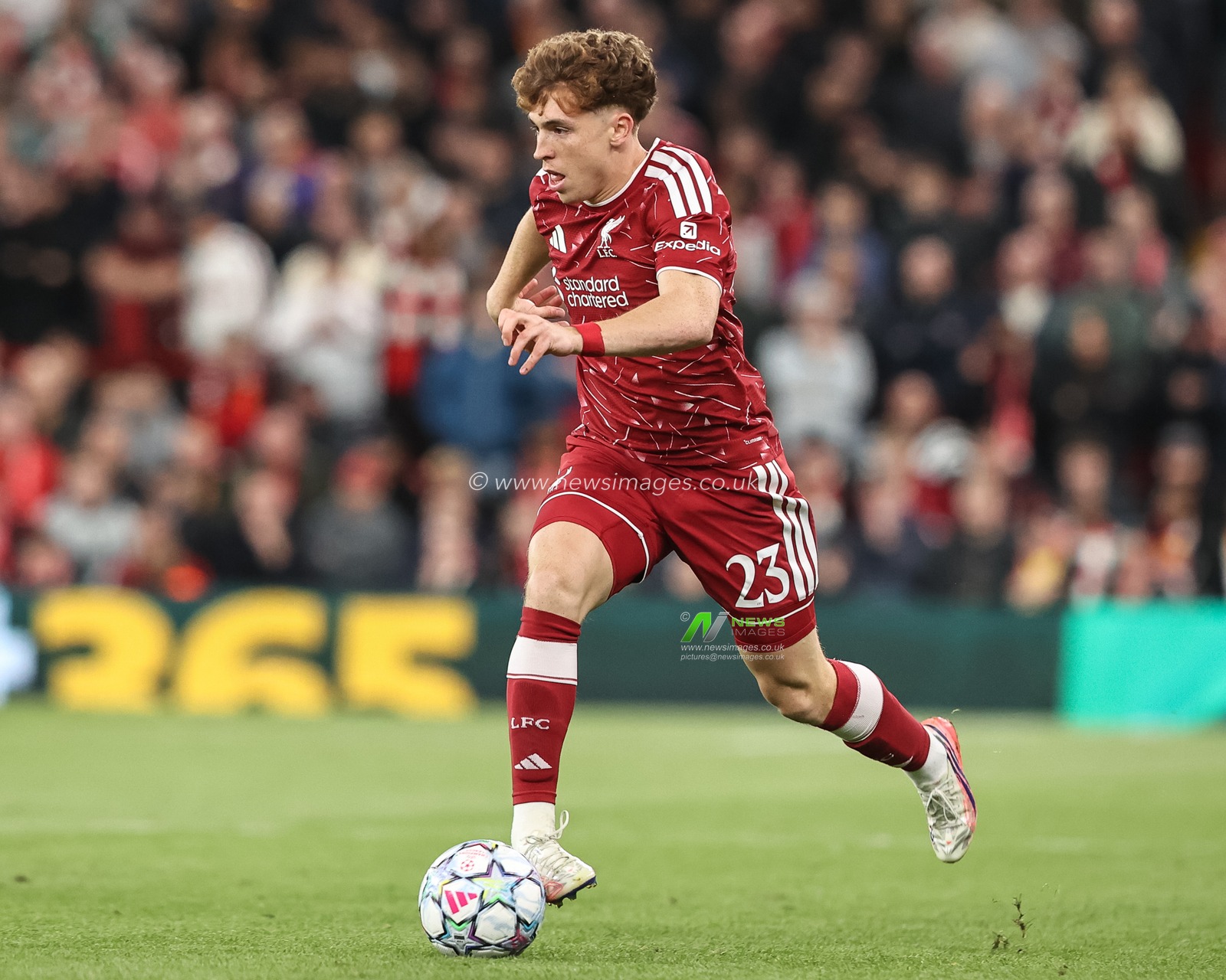 Victor Munoz of Liverpool breaks with the ball during the UEFA Champions League Matchday 1 of 8 match Liverpool vs Atletico Madrid at Anfield, Liverpool, United Kingdom on 09 September 2026

(Photo by Alfie Cosgrove/News Images)