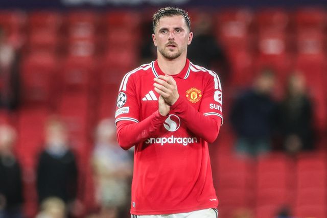 Mason Mount of Manchester United applauds the fans after the game during the UEFA Champions League Matchday 1 of 8 match Manchester United vs Sabah FK at Old Trafford, Manchester, United Kingdom on 10 September 2026

(Photo by Mark Cosgrove/News Images)