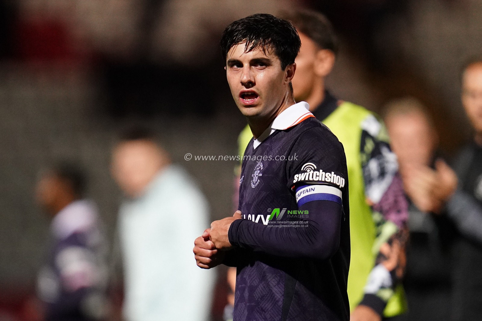 Liam Walsh of Luton Town looks as abuse is shouted his way from the away support during the Sky Bet League One match Stevenage vs Luton Town at Lamex Stadium, Stevenage, United Kingdom on 10 September 2026

(Photo by Harvey Murphy/News Images)