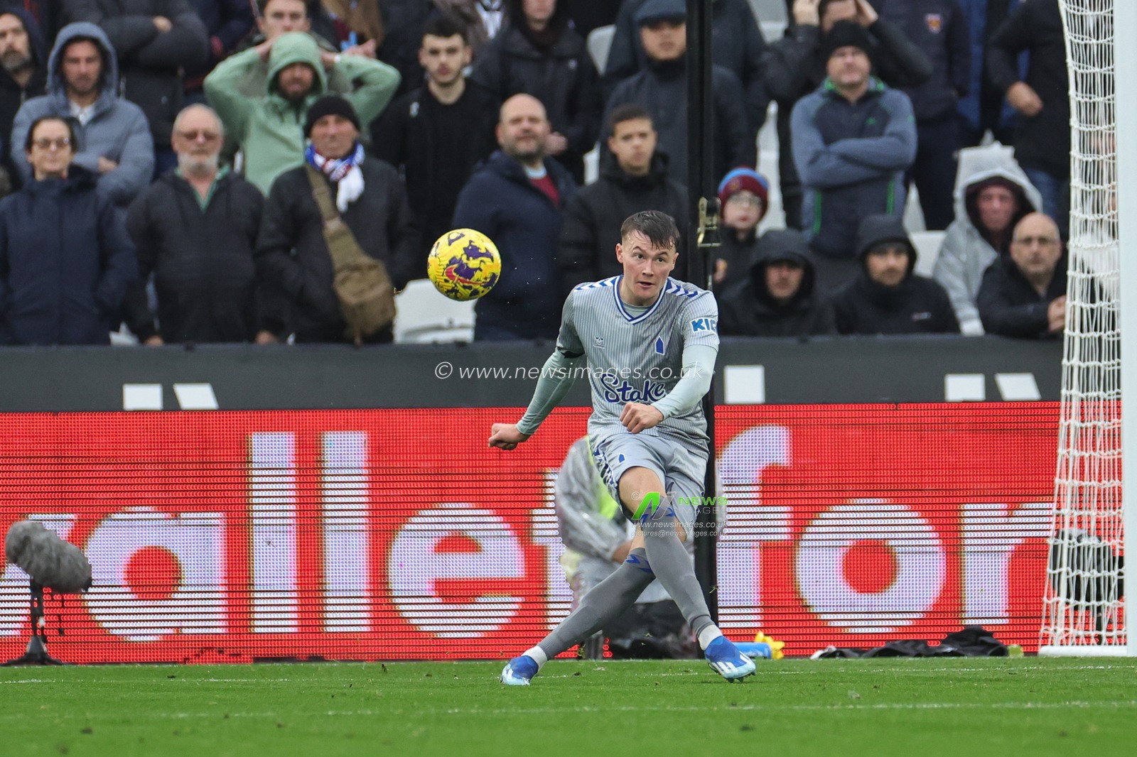 Nathan Patterson #2 of Everton clears up field during the Premier League match West Ham United vs Everton at London Stadium, London, United Kingdom, 29th October 2023

(Photo by Mark Cosgrove/News Images)
