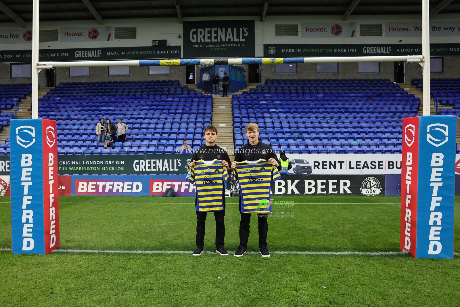 Patrick Irwin and Daniel Coop of Warrington Wolves are presented their debut shirts during the Betfred Super League round 27 match Warrington Wolves vs Toulouse Olympique at The Halliwell Jones Stadium, Warrington, United Kingdom on 11 September 2026

(Photo by Mark Cosgrove/News Images)