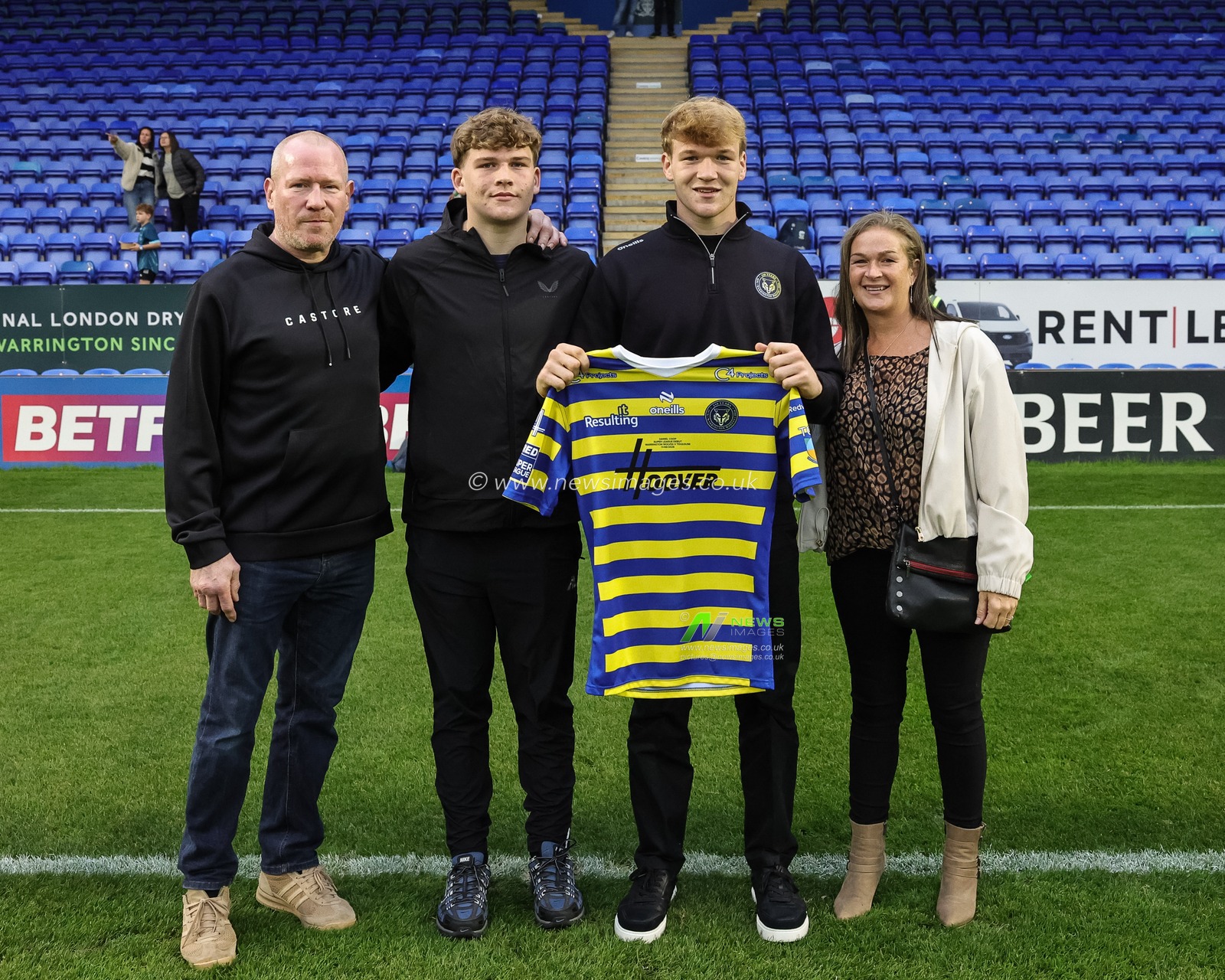 Daniel Coop of Warrington Wolves is presented his debut shirt during the Betfred Super League round 27 match Warrington Wolves vs Toulouse Olympique at The Halliwell Jones Stadium, Warrington, United Kingdom on 11 September 2026

(Photo by Mark Cosgrove/News Images)