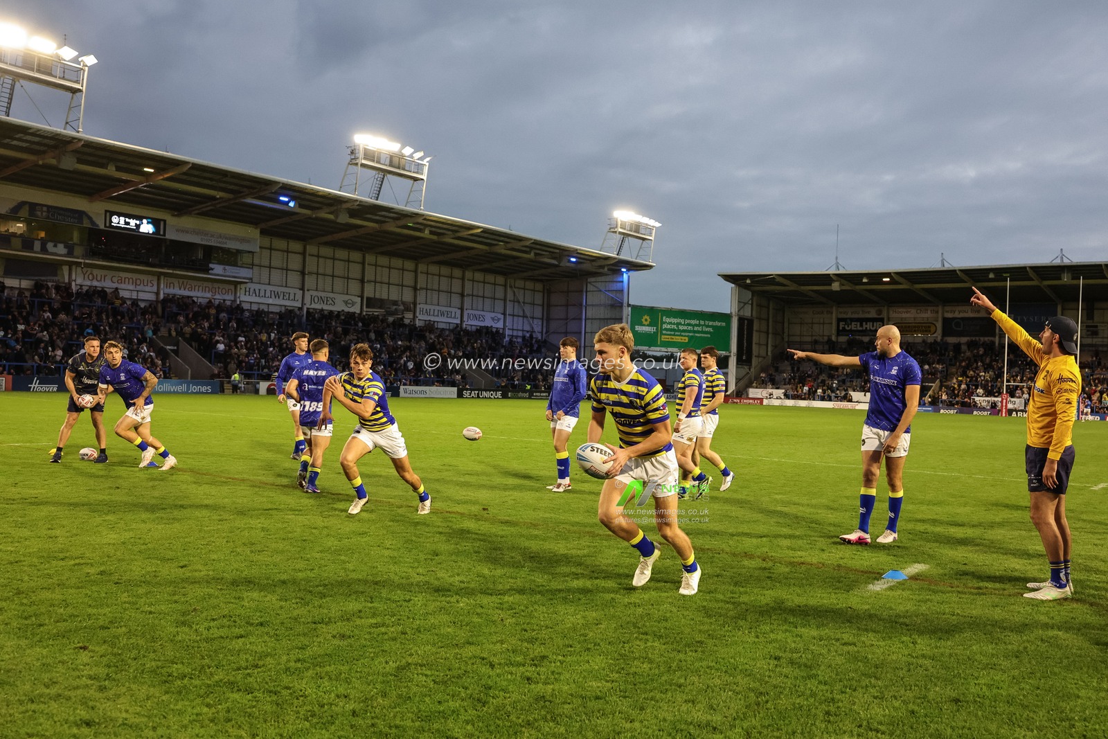 Warrington players in the pre-game warm up during the Betfred Super League round 27 match Warrington Wolves vs Toulouse Olympique at The Halliwell Jones Stadium, Warrington, United Kingdom on 11 September 2026

(Photo by Mark Cosgrove/News Images)