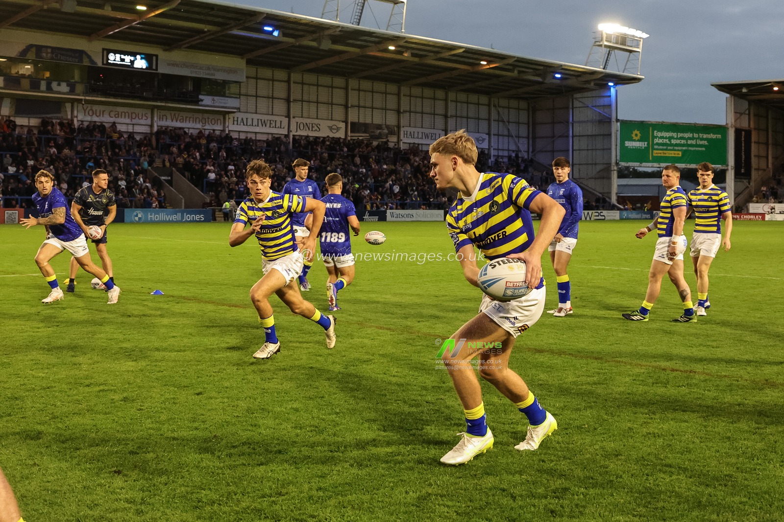 Warrington players in the pre-game warm up during the Betfred Super League round 27 match Warrington Wolves vs Toulouse Olympique at The Halliwell Jones Stadium, Warrington, United Kingdom on 11 September 2026

(Photo by Mark Cosgrove/News Images)