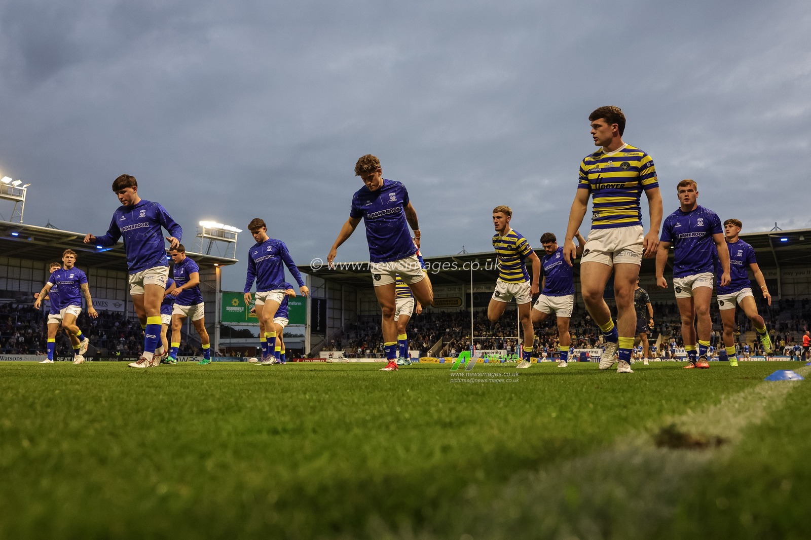 Warrington players in the pre-game warm up during the Betfred Super League round 27 match Warrington Wolves vs Toulouse Olympique at The Halliwell Jones Stadium, Warrington, United Kingdom on 11 September 2026

(Photo by Mark Cosgrove/News Images)