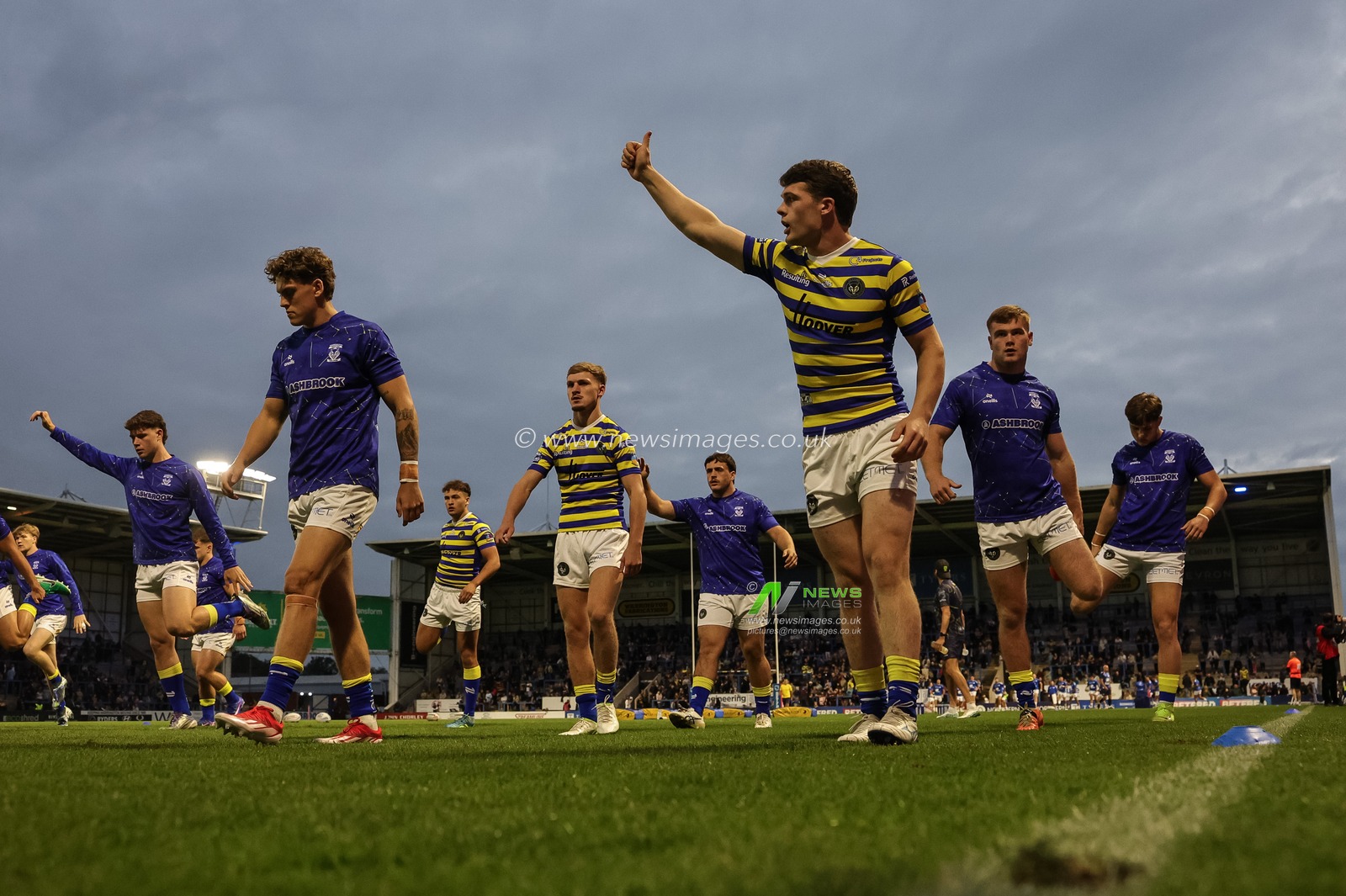 Warrington players in the pre-game warm up during the Betfred Super League round 27 match Warrington Wolves vs Toulouse Olympique at The Halliwell Jones Stadium, Warrington, United Kingdom on 11 September 2026

(Photo by Mark Cosgrove/News Images)
