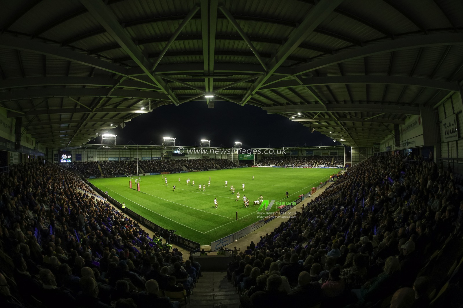 Warrington press forward during the Betfred Super League round 27 match Warrington Wolves vs Toulouse Olympique at The Halliwell Jones Stadium, Warrington, United Kingdom on 11 September 2026

(Photo by Mark Cosgrove/News Images)