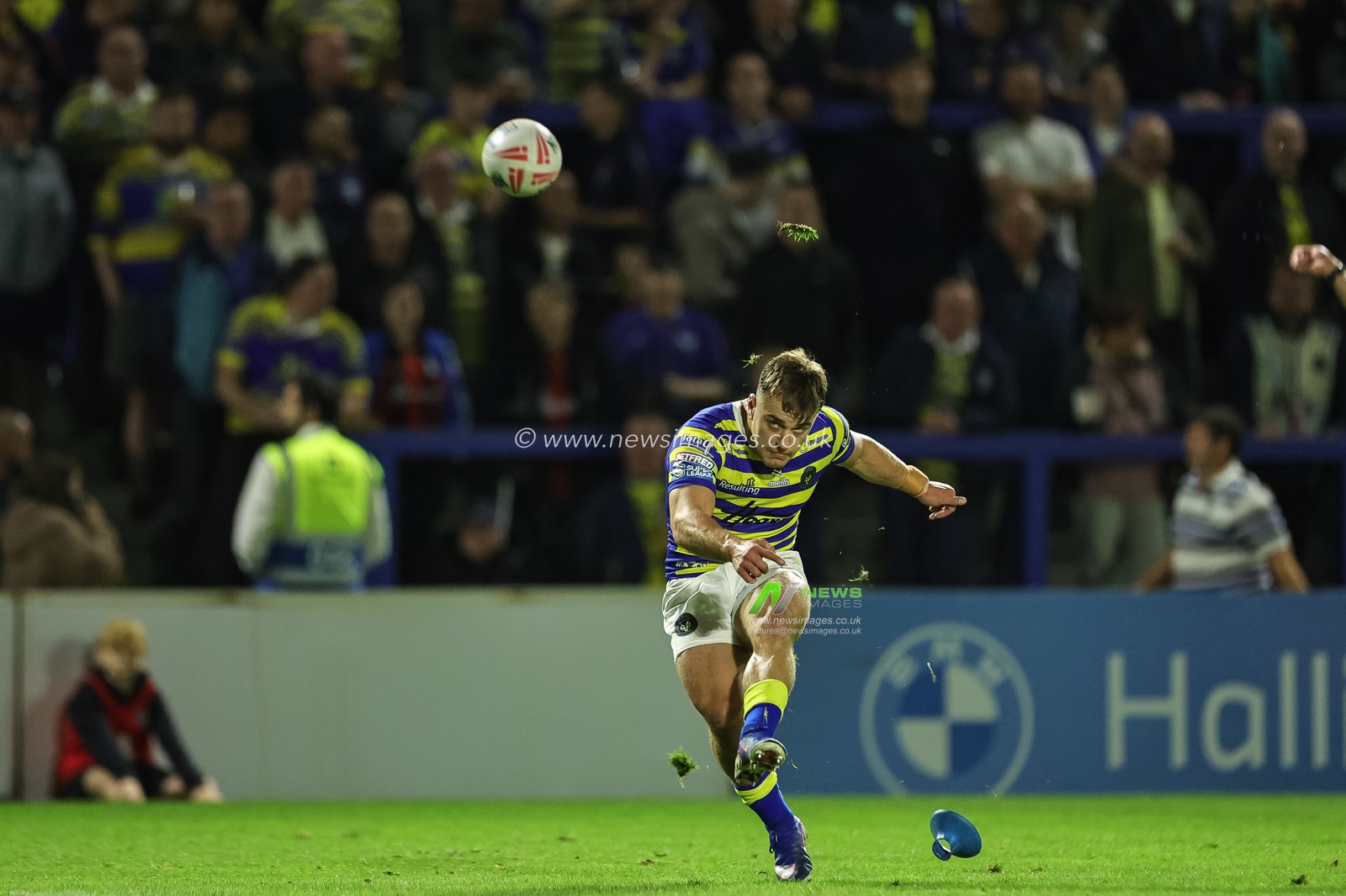 Leon Hayes of Warrington Wolves hits the sticks and fails to convert during the Betfred Super League round 27 match Warrington Wolves vs Toulouse Olympique at The Halliwell Jones Stadium, Warrington, United Kingdom on 11 September 2026

(Photo by Mark Cosgrove/News Images)