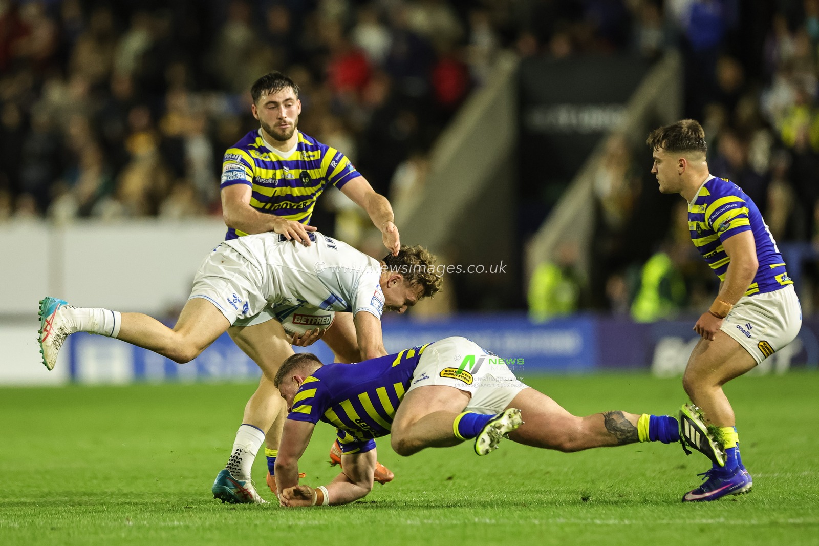 Louis Grossemey of Toulouse Olympique is tackled by Luke Yates of Warrington Wolves and Adam Holroyd of Warrington Wolves during the Betfred Super League round 27 match Warrington Wolves vs Toulouse Olympique at The Halliwell Jones Stadium, Warrington, United Kingdom on 11 September 2026

(Photo by Mark Cosgrove/News Images)