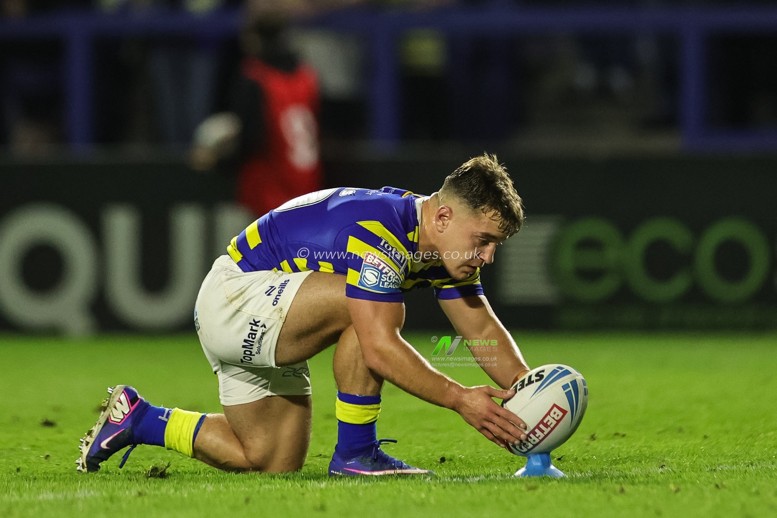 Leon Hayes of Warrington Wolves lines up the ball for a goal kick during the Betfred Super League round 27 match Warrington Wolves vs Toulouse Olympique at The Halliwell Jones Stadium, Warrington, United Kingdom on 11 September 2026

(Photo by Mark Cosgrove/News Images)
