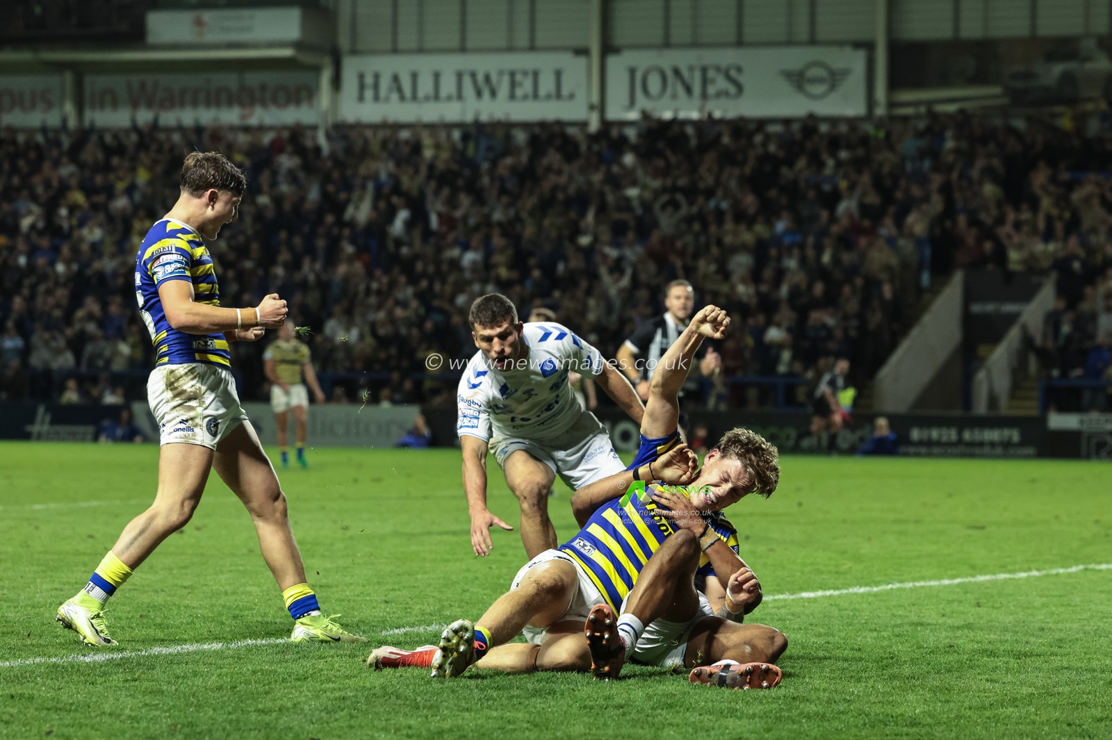 Arron Lindop of Warrington Wolves celebrates his try during the Betfred Super League round 27 match Warrington Wolves vs Toulouse Olympique at The Halliwell Jones Stadium, Warrington, United Kingdom on 11 September 2026

(Photo by Mark Cosgrove/News Images)