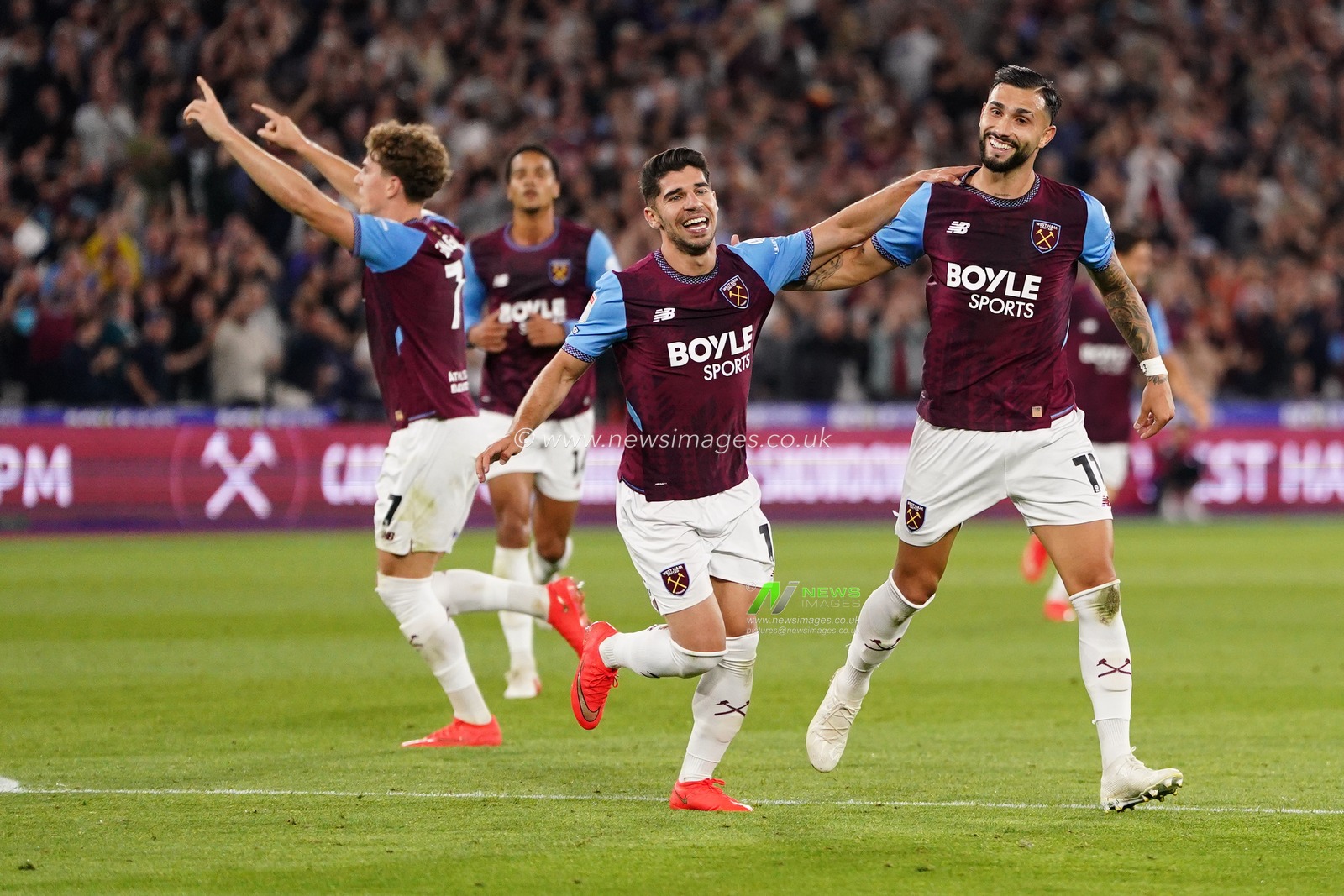 West Ham players celebrate 4-0 lead during the Sky Bet Championship match West Ham United vs Wrexham at London Stadium, London, United Kingdom on 11 September 2026

(Photo by Harvey Murphy/News Images)