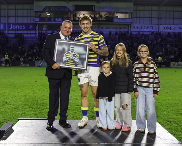 Sam Powell of Warrington Wolves receives a presentation from Warrington Wolves chairman Stuart Middleton during the Betfred Super League round 27 match Warrington Wolves vs Toulouse Olympique at The Halliwell Jones Stadium, Warrington, United Kingdom on 11 September 2026

(Photo by Mark Cosgrove/News Images)