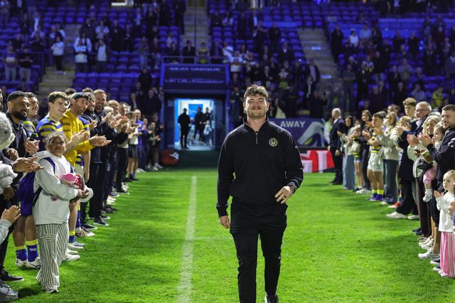 Jordy Crowther of Warrington Wolves walks out to a guard of honour during the Betfred Super League round 27 match Warrington Wolves vs Toulouse Olympique at The Halliwell Jones Stadium, Warrington, United Kingdom on 11 September 2026

(Photo by Mark Cosgrove/News Images)